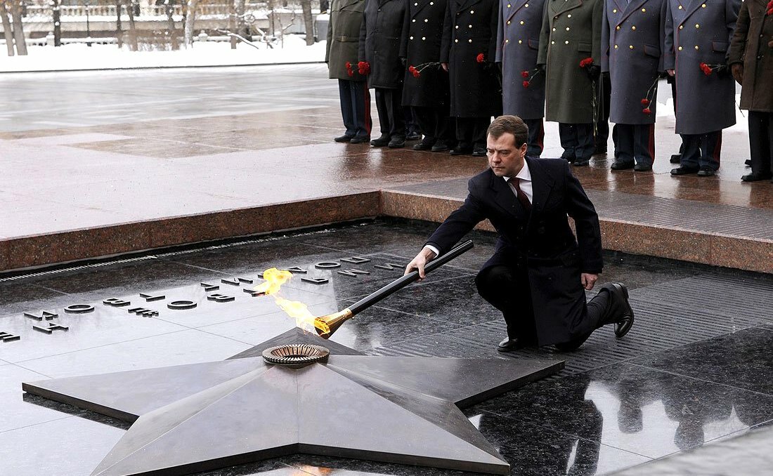 Президент России Дмитрий Медведев, зажигающий пламя Вечного огня